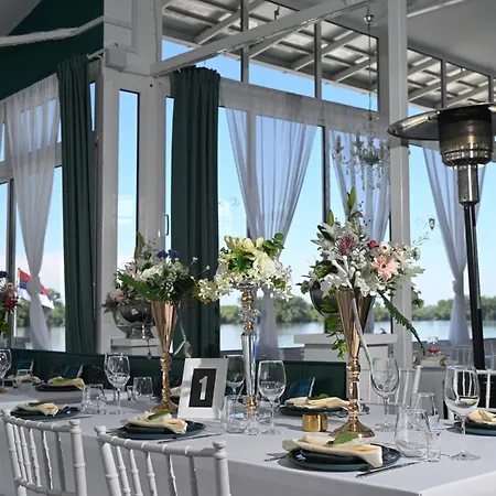 Graf * 斯梅代雷沃